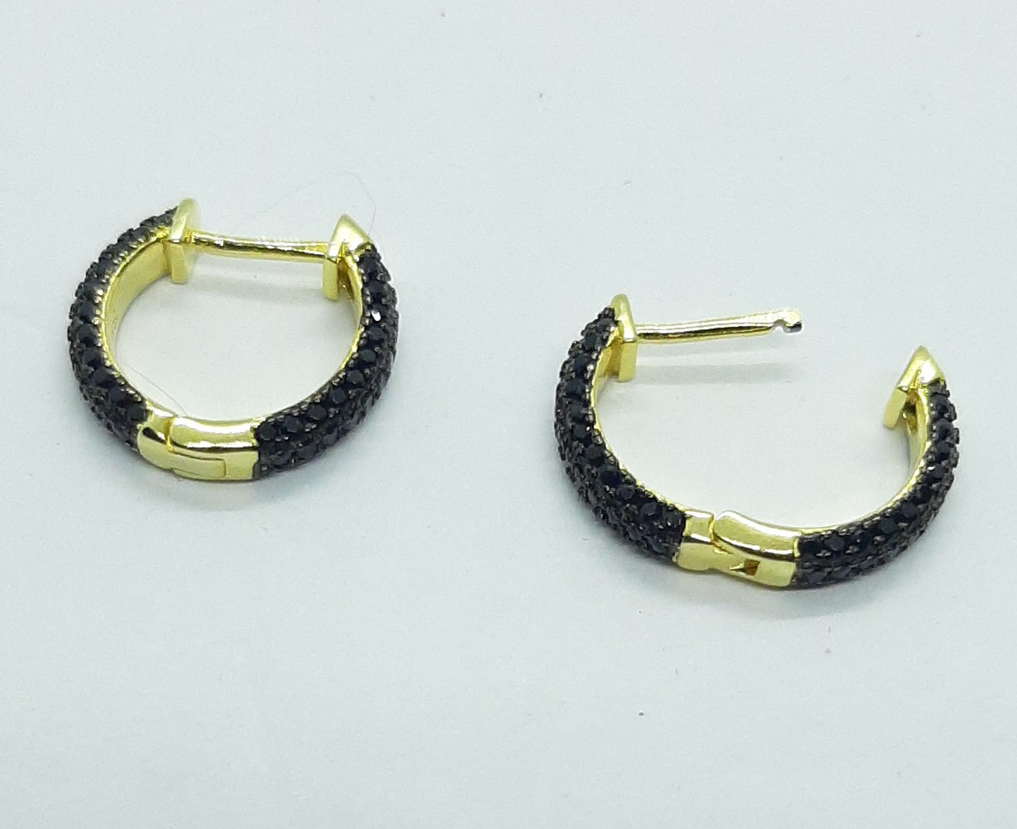 Orecchini cerchi Argento dorato con zirconi neri